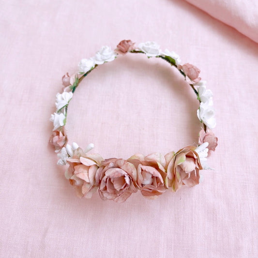 Coronita de flores Amelie para muñecas de comunión My little twin en tonos rosas y blancos. Elige la más parecida a la niña y acompáñala con un bonito peinado.
