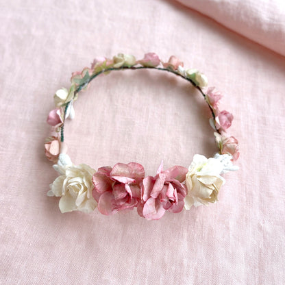 Coronita de flores Amelie para muñecas de comunión personalizadas My little twin en tonos rosas románticos y antiguos con crudos beiges. Elige la más parecida a la niña y acompáñalas con un bonito peinado.