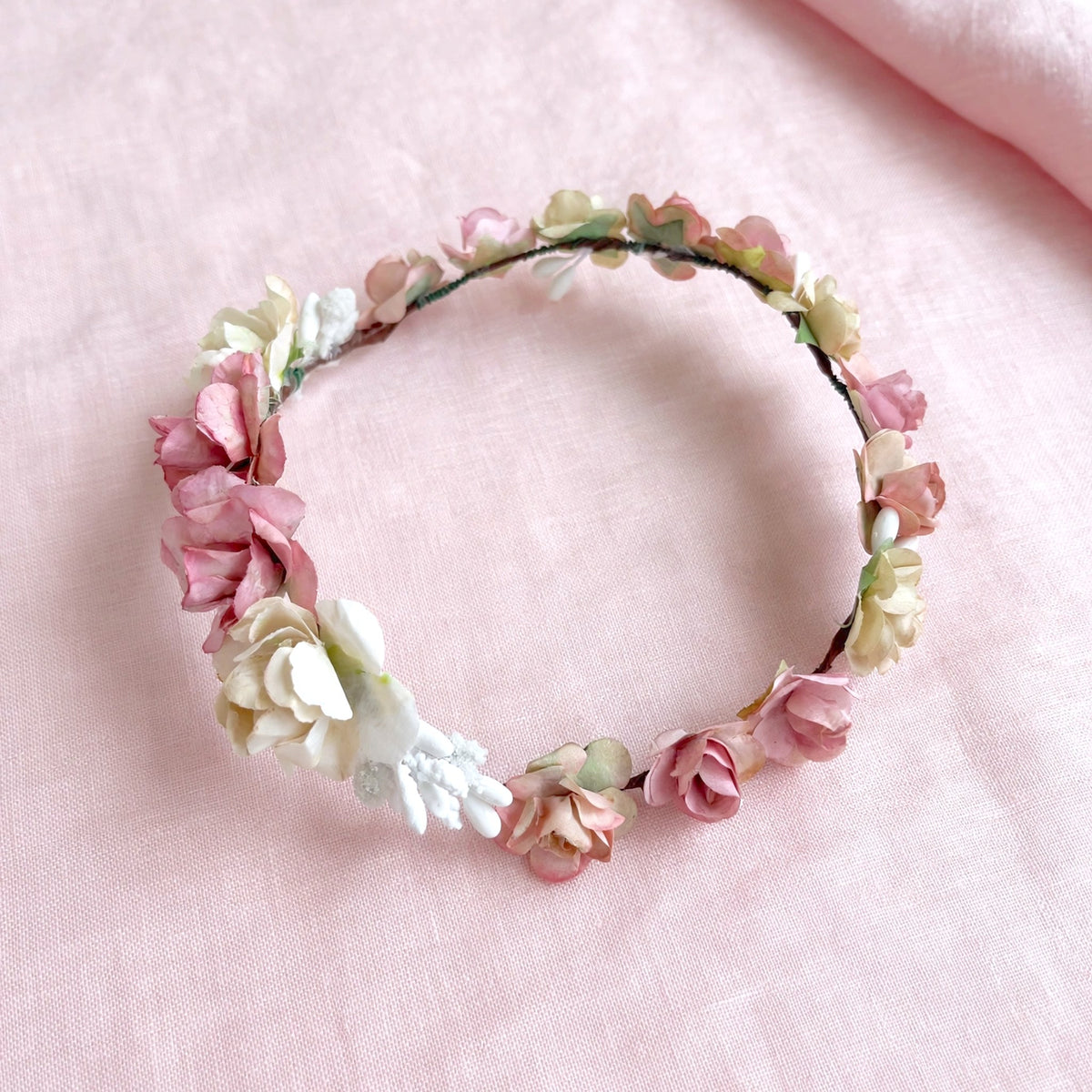 Coronita de flores Amelie para muñecas de comunión personalizadas My little twin en tonos rosas románticos y antiguos con crudos beiges. Elige la más parecida a la niña y acompáñalas con un bonito peinado.