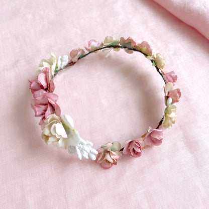 Coronita de flores Amelie para muñecas de comunión personalizadas My little twin en tonos rosas románticos y antiguos con crudos beiges. Elige la más parecida a la niña y acompáñalas con un bonito peinado.