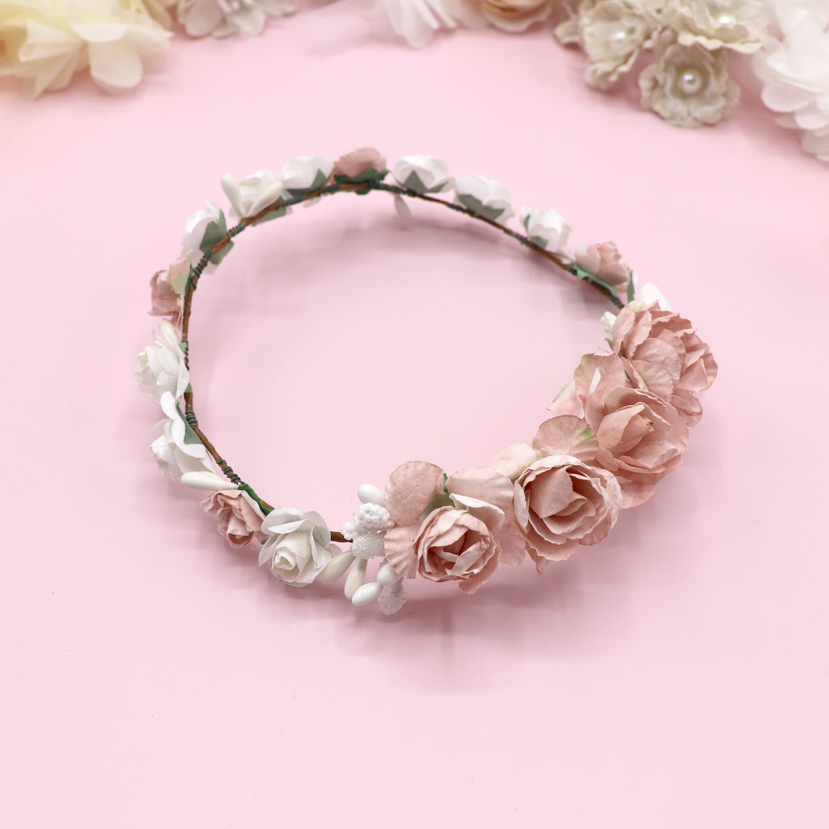 Coronita de flores Amelie para muñecas de comunión personalizadas My little twin en tonos rosas y blancos. Elige la más parecida a la niña y acompáñalas con un bonito peinado.