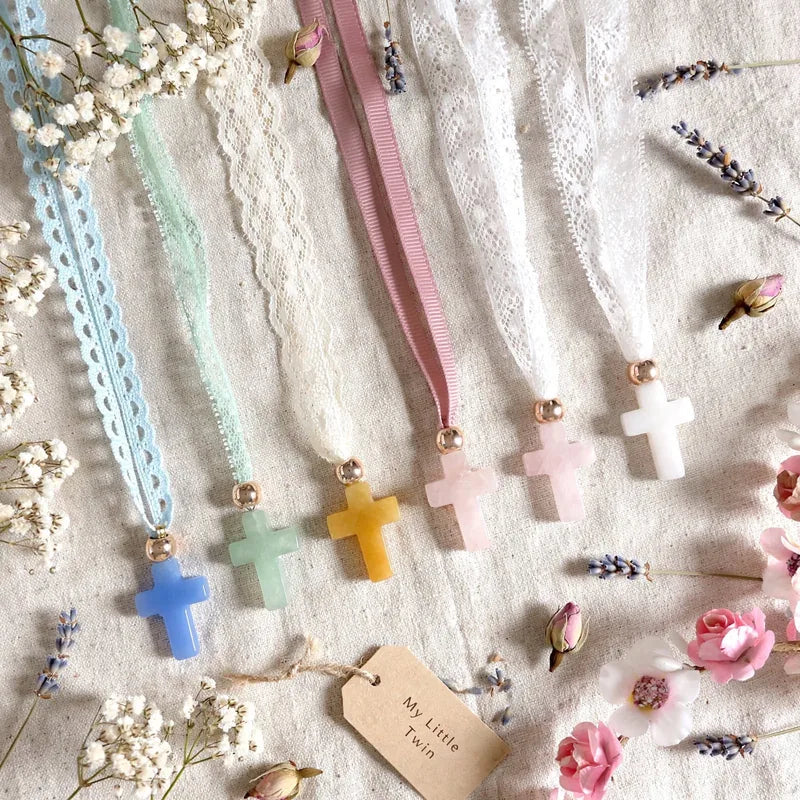Cruces y accesorios de comunión de colores para muñeca My Little Twin - cruces azul, verde, amarillo, rosa y blanco con lazos de encaje y raso - accesorios comunión muñeca