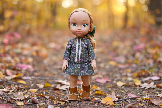Muneca rubia con vestido de flores verde y botas UGG. Colección otoño My little twin. Con vestido a juego para niña.