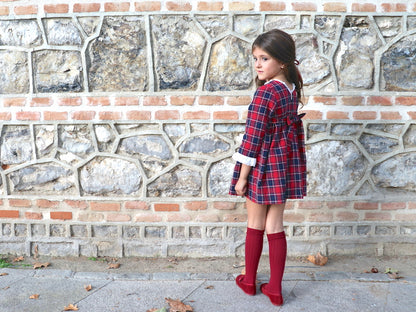 Vestido de cuadros rojos para niña