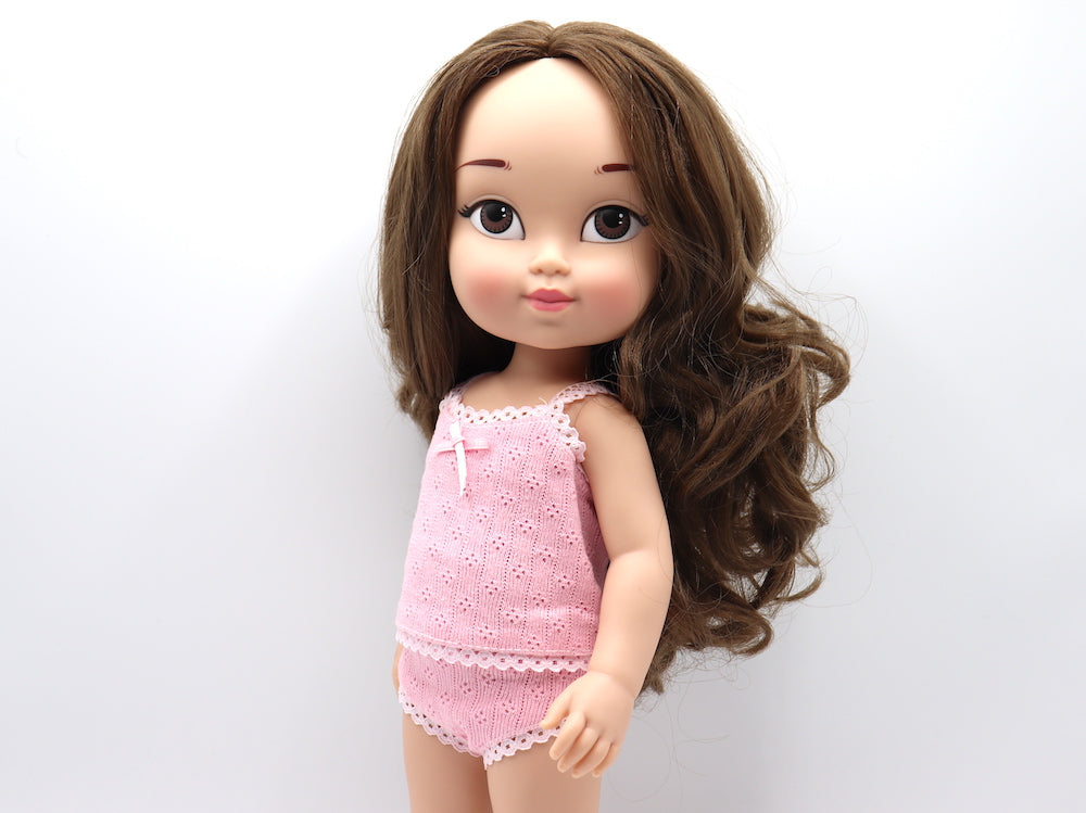 Muñeca Lucía personalizada con pelo largo castaño, ojos marrones y olor a piruleta de fresa.