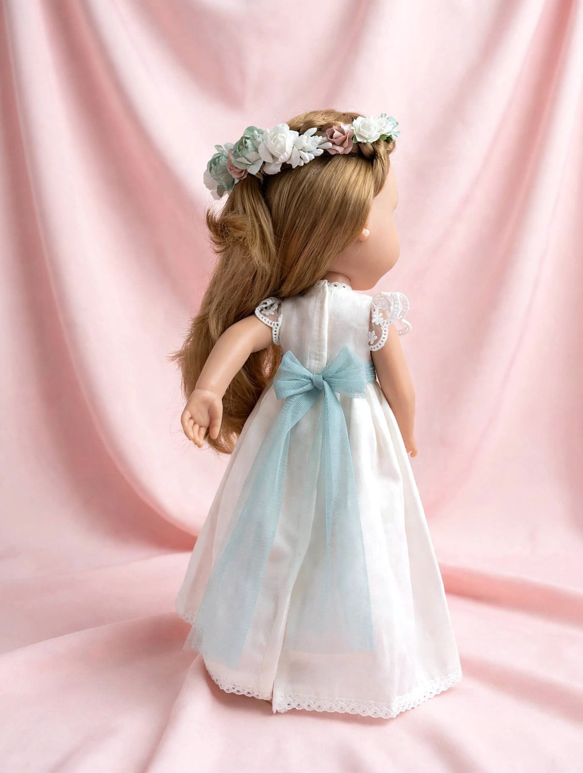 Espalda de la muñeca de comunión personalizada con vestido Astrid de lino y mangas cortas de encaje de la colección de comunión de My little twin, puedes personalizar la muñeca, el fajín, el color de zapatos y todo lo necesario para que vaya igual que la niña. 