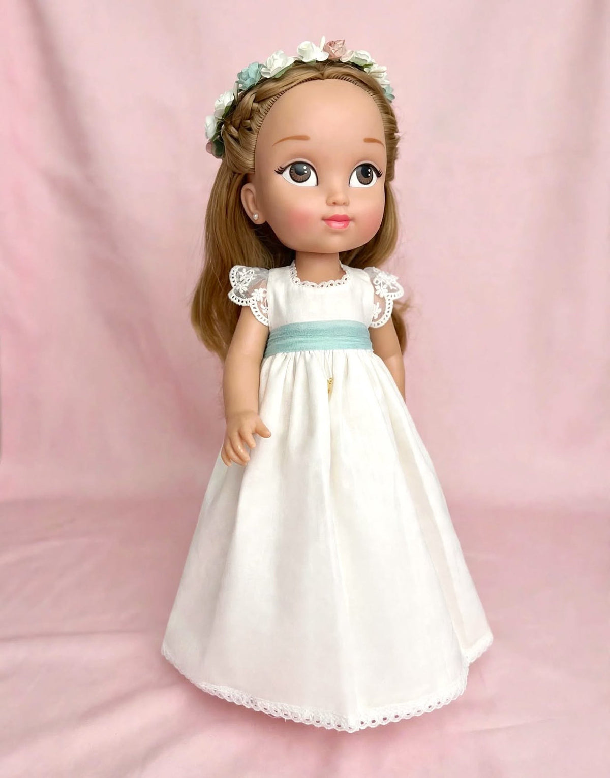 Muñeca de comunión personalizada con vestido Astrid de lino y mangas cortas de encaje de la colección de comunión de My little twin, puedes personalizar la muñeca, el fajín, el color de zapatos y todo lo necesario para que vaya igual que la niña. 