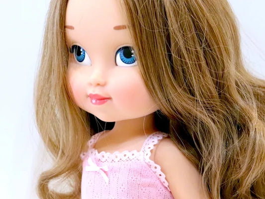 Muñeca personalizada Alejandra con pelo rubio oscuro ondulado largo y ojos azules vestida con camiseta de tirantes, braguitas y zapatos - muñeca gemela igual que la niña My Little Twin
