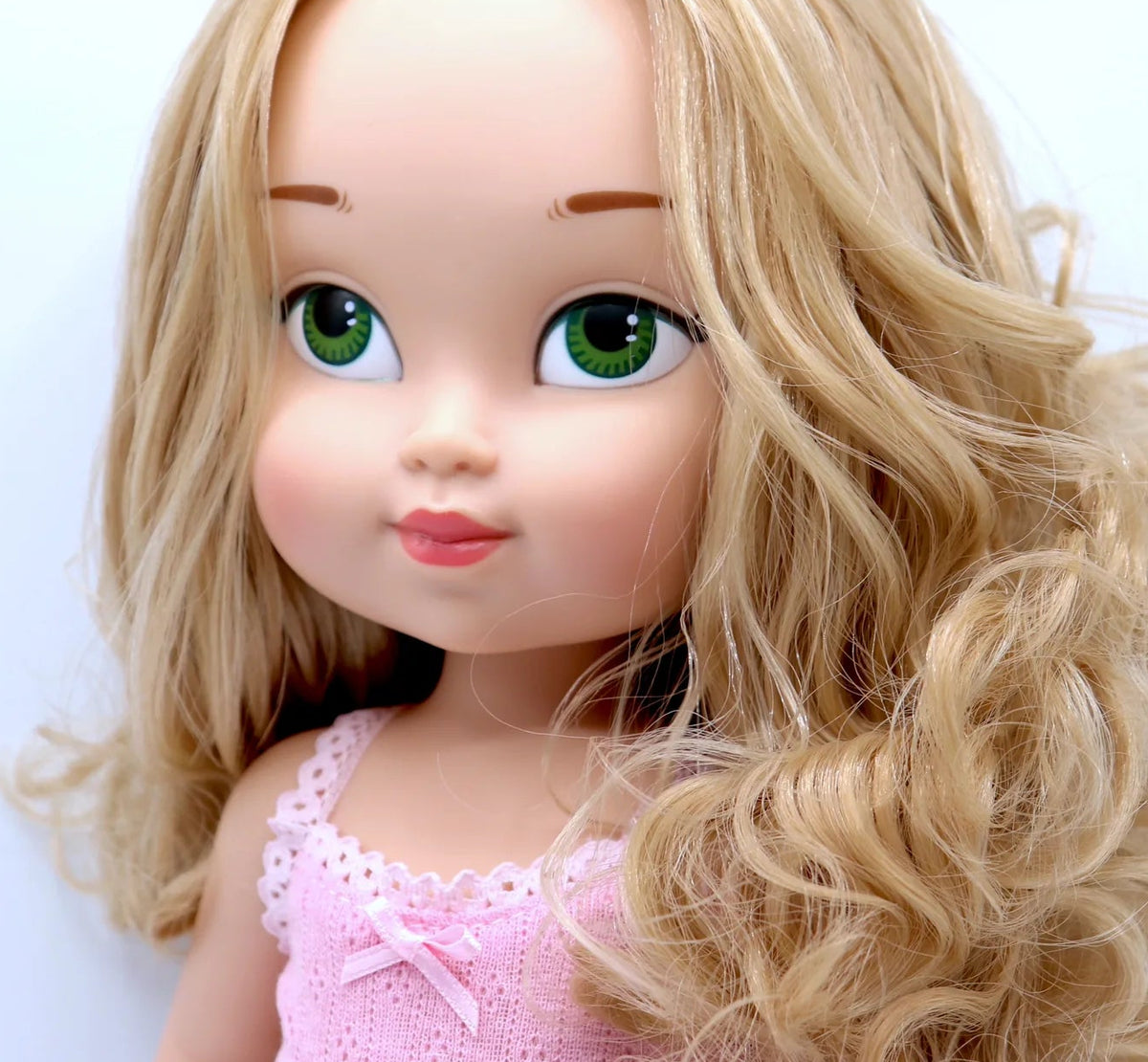 Muñeca personalizada Carla rubia con pelo rubio rizado largo y ojos verdes con ropa interior y zapatos rosa - My Little Twin