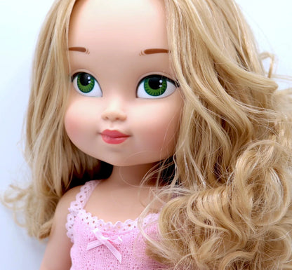 Muñeca personalizada Carla rubia con pelo rubio rizado largo y ojos verdes con ropa interior y zapatos rosa - My Little Twin