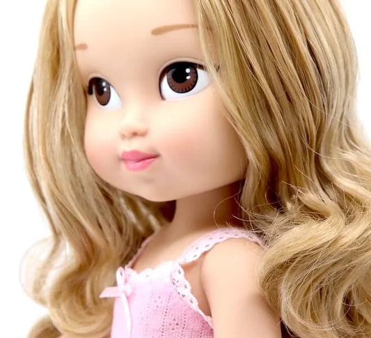 Muñeca personalizada Claudia con pelo rubio ondulado largo, ojos marrones y ropa interior rosa con camiseta, braguita y zapatos - muñeca gemela igual que la niña My Little Twin