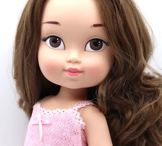 Muñeca personalizada Lucía con pelo castaño largo ondulado y ojos marrones. Lleva top, braguitas y zapatos rosa - muñeca igual que la niña My Little Twin