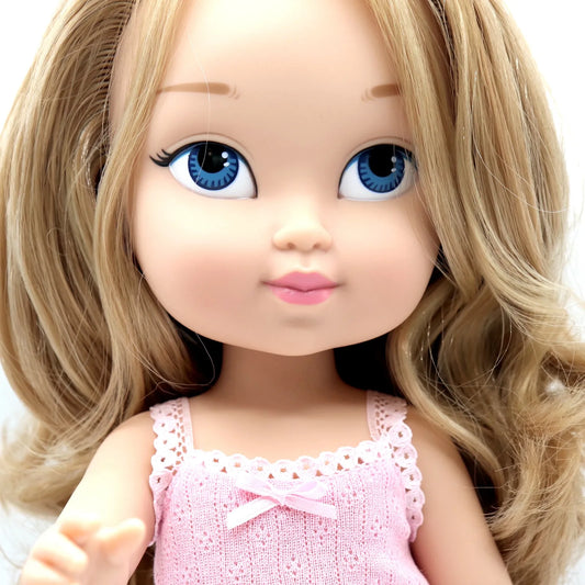 Muñeca personalizada María con pelo rubio ondulado largo y ojos azules vestida con camiseta de tirantes, braguitas y zapatos - muñeca gemela igual que la niña My Little Twin