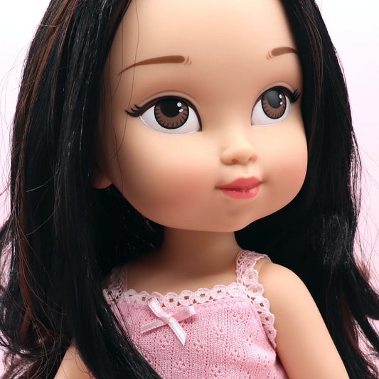 Muñeca personalizada Violeta con pelo moreno oscuro casi negro, largo ondulado y ojos marrones. Lleva top, braguitas y zapatos rosa - muñeca igual que la niña My Little Twin