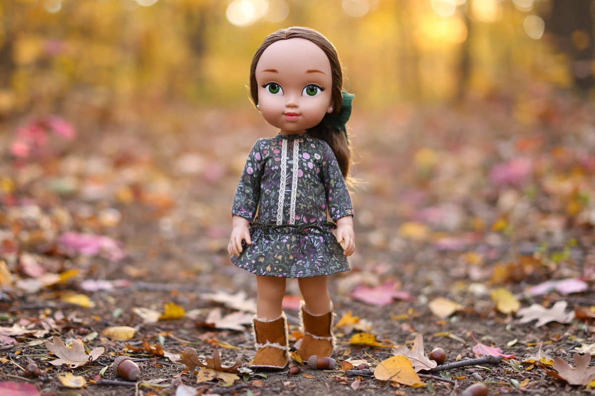 Muñeca con vestido floral verde y puntilla crudo, botas marrones ugg y con vestido a juego para niña de la colección My Little Twin

