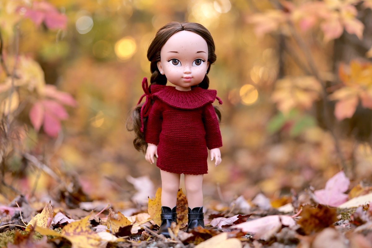 Muñeca con vestido de punto granate burdeos con cuello y lazos, botas negras, en bosque otoñal, colección My Little Twin