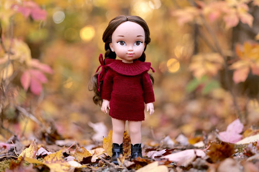 Muñeca con vestido de punto granate burdeos con cuello y lazos, botas negras, en bosque otoñal, colección My Little Twin