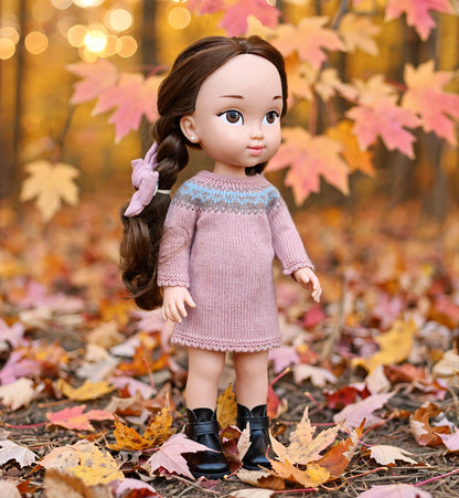 Muñeca con vestido punto rosa empolvado jacquard azul y gris, lazo rosa, botas negras, en bosque otoñal My Little Twin