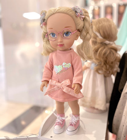 Muñeca con bota deportiva rosa con cordones tipo Converse con suela de goma y gafas rosa
