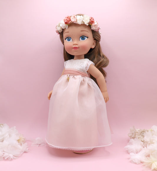 Muñeca de comunión personalizada como tú con vestido de organza con pecho y mangas de encaje. Puedes personalizar el modelo de muñeca, el color del fajín, las flores y los zapatos. Sólo en My little twin.