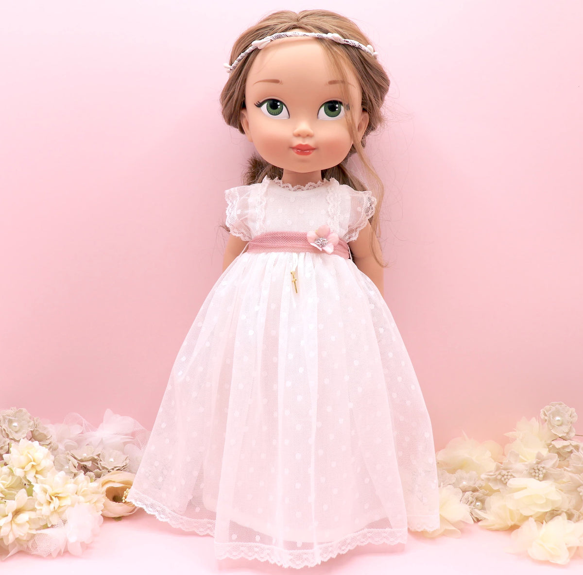 Muñeca de comunión personalizada como la niña con vestido de tul de plumeti Evangeline, con volante en mangas y puntillas. Puedes personalizar el modelo de muñeca, el color del fajín, las flores y los zapatos. Sólo en My little twin
