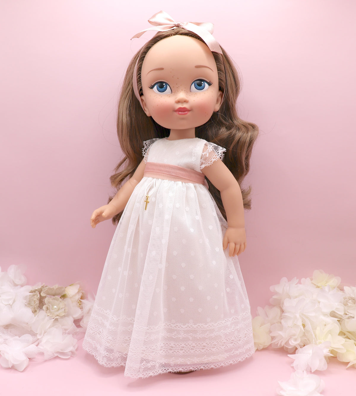 Muñeca de comunión personalizada como tú con vestido de tul de plumeti con manga corta de encaje y falda bordada. Puedes personalizar el modelo de muñeca, el color del fajín, las flores y los zapatos. Sólo en My little twin