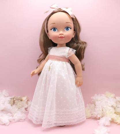 Muñeca de comunión personalizada como tú con vestido de tul de plumeti con manga corta de encaje y falda bordada. Puedes personalizar el modelo de muñeca, el color del fajín, las flores y los zapatos. Sólo en My little twin