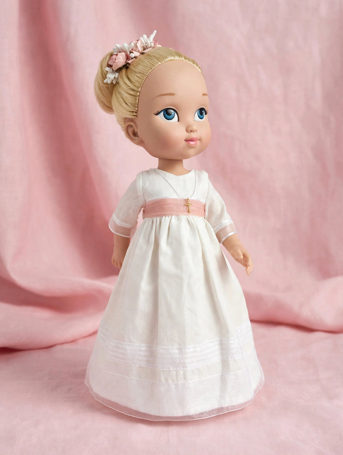 muñeca de comunión personalizada con vestido Marieta liso y con organza de rayas. Puedes elegir la muñeca que quieras (rubia, morena, pelirroja, ojos azules, verdes o azules), el fajín, los zapatos y todos los detalles como los de la niña. Sólo en My little twin.