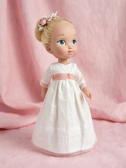 muñeca de comunión personalizada con vestido Marieta liso y con organza de rayas. Puedes elegir la muñeca que quieras (rubia, morena, pelirroja, ojos azules, verdes o azules), el fajín, los zapatos y todos los detalles como los de la niña. Sólo en My little twin.
