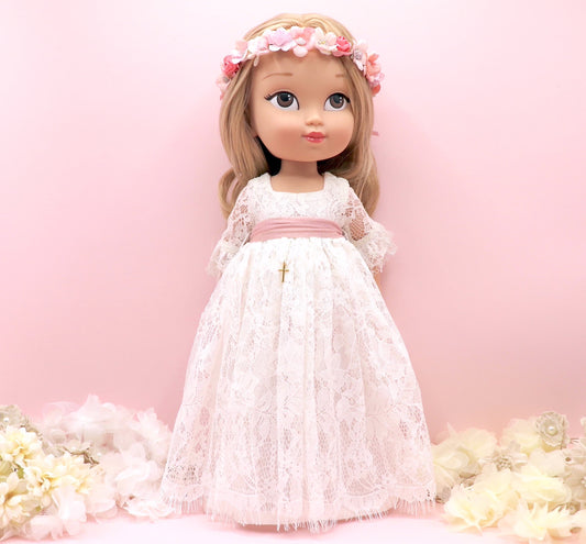 Muñeca de comunión Minerva personalizada como tú con vestido de encaje. Puedes elegir el modelo de muñeca, el color del fajín, las flores y los zapatos. Sólo en My little twin