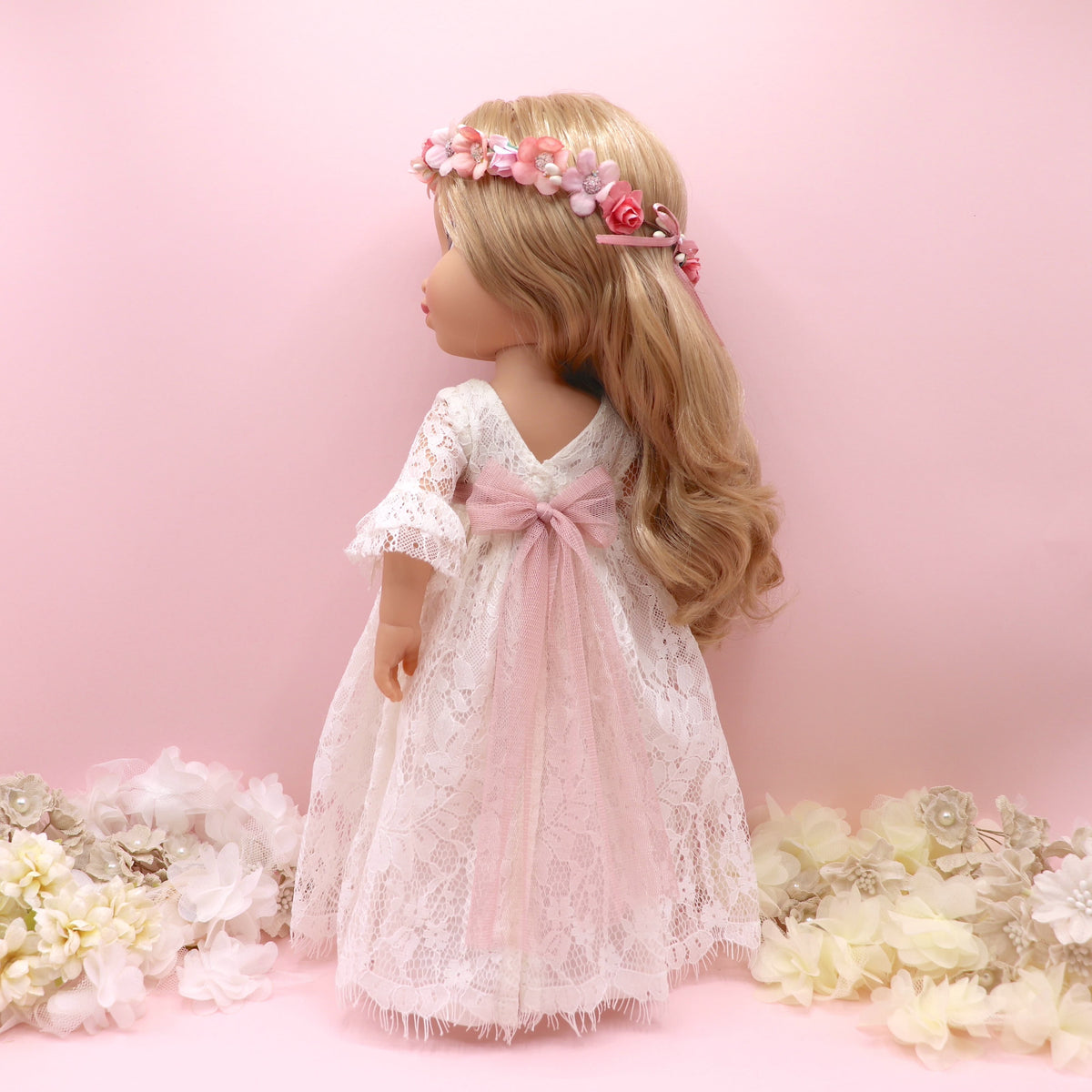 Espalda de muñeca de comunión Minerva personalizada como tú con vestido de encaje. Puedes elegir el modelo de muñeca, el color del fajín, las flores y los zapatos. Sólo en My little twin