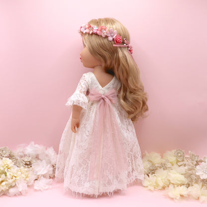 Espalda de muñeca de comunión Minerva personalizada como tú con vestido de encaje. Puedes elegir el modelo de muñeca, el color del fajín, las flores y los zapatos. Sólo en My little twin