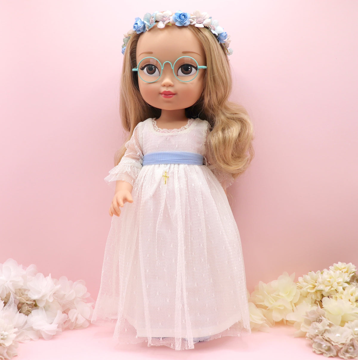 Muñeca de comunión personalizada como la niña con vestido de tul de plumeti Helena con escote cuadrado u puntilla. Puedes personalizar el modelo de muñeca, el color del fajín, las flores y los zapatos. Sólo en My little twin.
