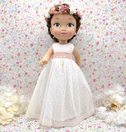 Muñeca de comunión personalizada como tú con vestido básico sin mangas de tul de plumeti. Puedes elegir el modelo de muñeca, el color del fajín, las flores y los zapatos. Sólo en My little twin