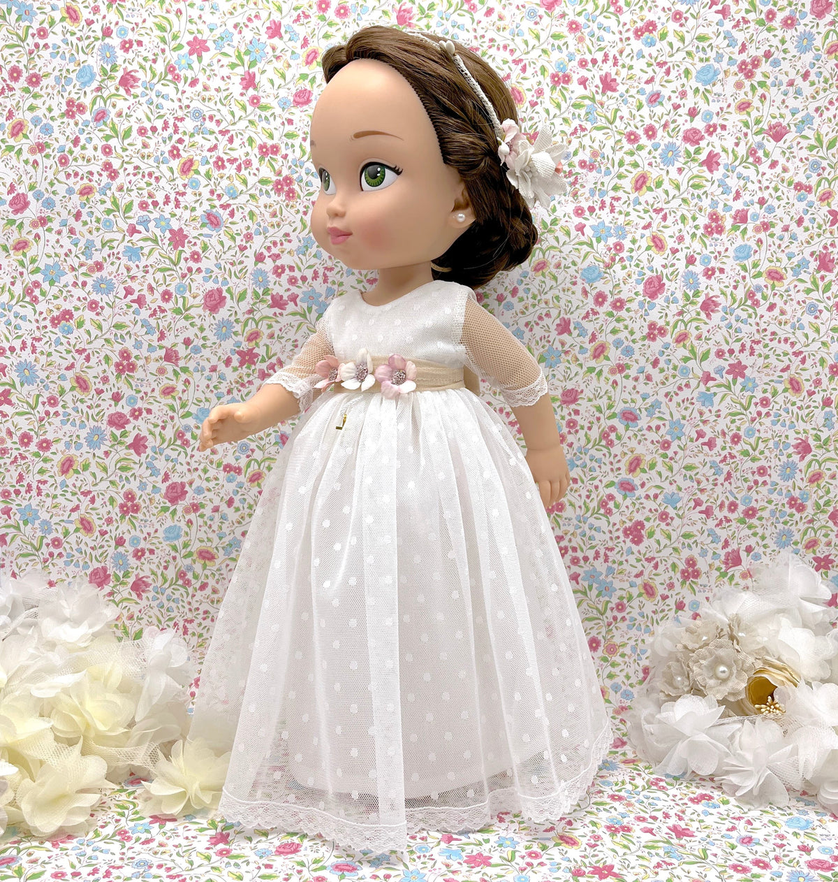 Muñeca de comunión personalizada  como tú con vestido Angélica de tul de plumeti con manga de tul lisa y sin volante. Puedes personalizar el modelo de muñeca, el color del fajín, las flores y los zapatos. Sólo en My little twin.