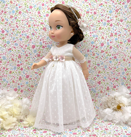 Muñeca de comunión personalizada  como tú con vestido Angélica de tul de plumeti con manga de tul lisa y sin volante. Puedes personalizar el modelo de muñeca, el color del fajín, las flores y los zapatos. Sólo en My little twin.