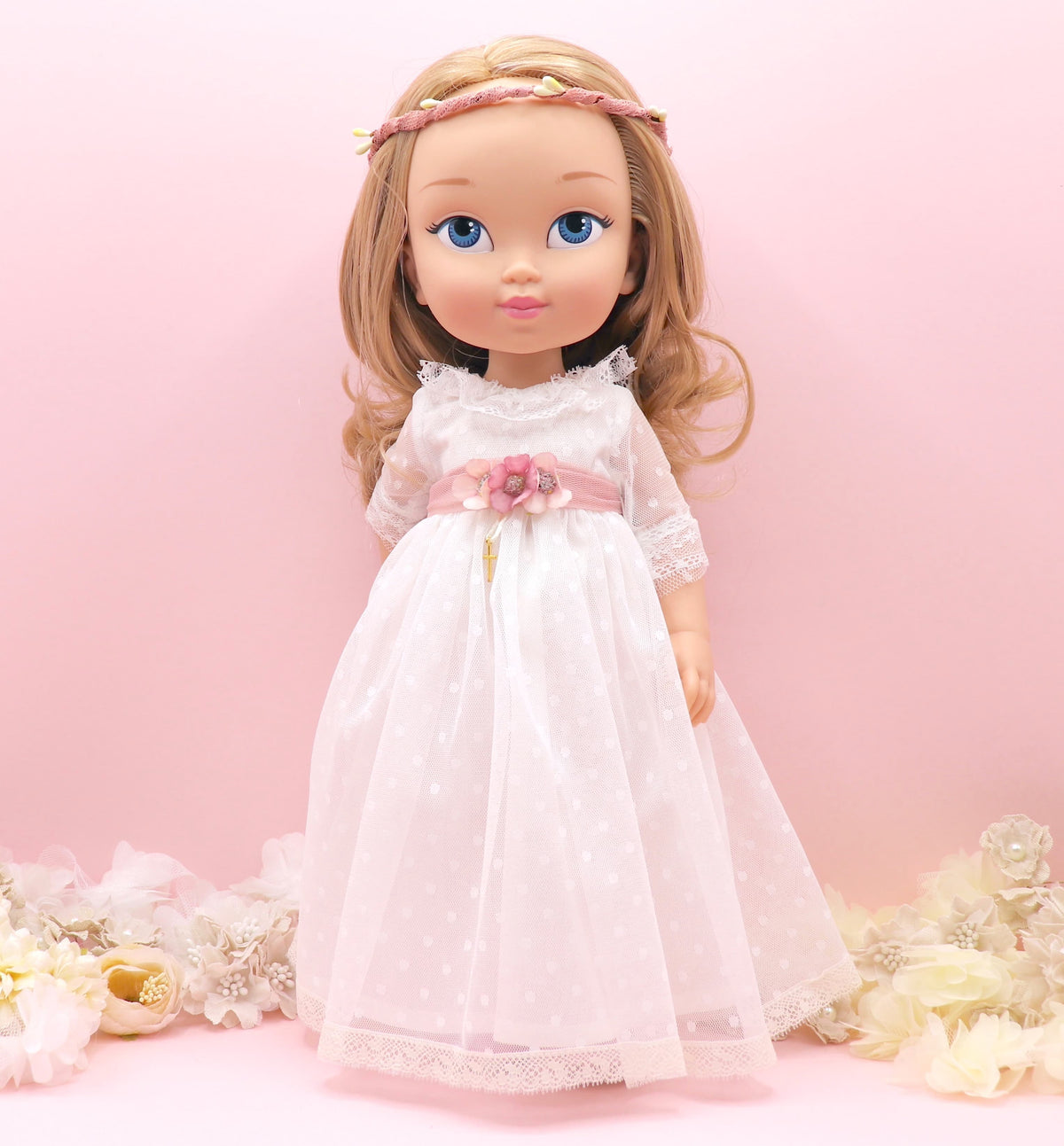 Muñeca de comunión personalizada como la niña con vestido de plumeti de tul Gala con volante de encaje en escote y puños. Puedes personalizar el modelo de muñeca, el color del fajín, las flores y los zapatos. Sólo en My little twin.
