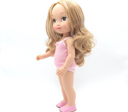 Muñeca Claudia personalizada con pelo rubio, ojos marrones y olor a chicle de fresa.