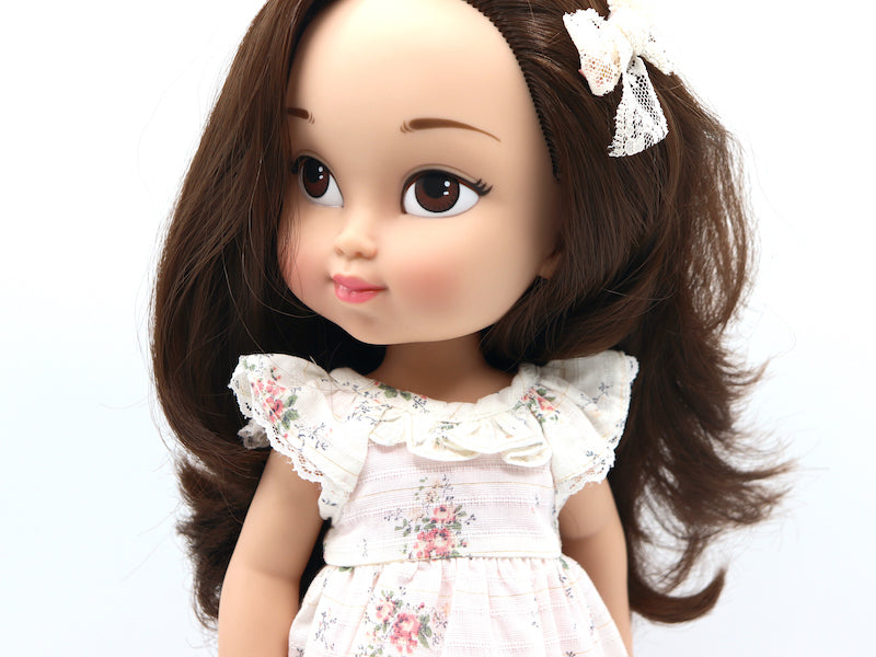 Muñeca Adriana personalizada con pelo largomoreno, ojos marrones y olor a piruleta de fresa.