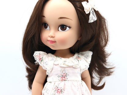 Muñeca Adriana personalizada con pelo largomoreno, ojos marrones y olor a piruleta de fresa.
