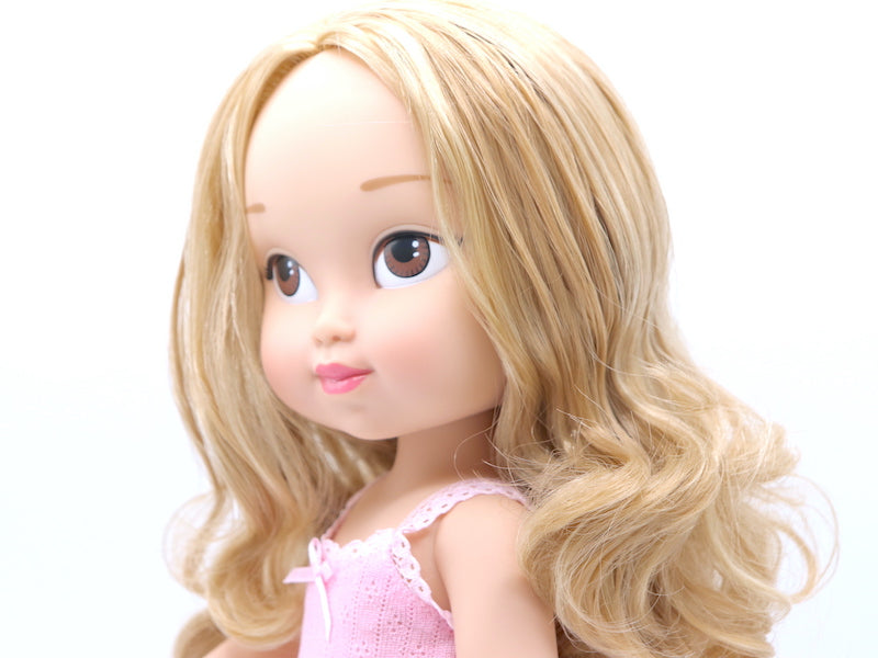 Muñeca Claudia personalizada con pelo rubio, ojos marrones y olor a chicle de fresa.