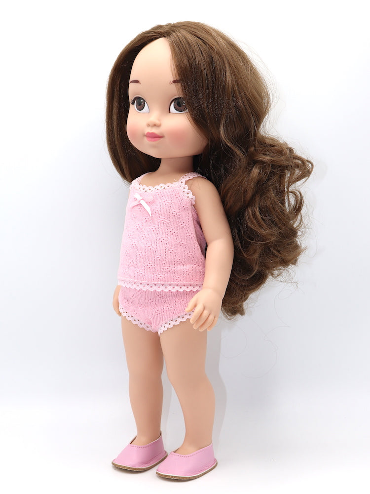 Muñeca Lucía personalizada con pelo largo castaño, ojos marrones y olor a piruleta de fresa.