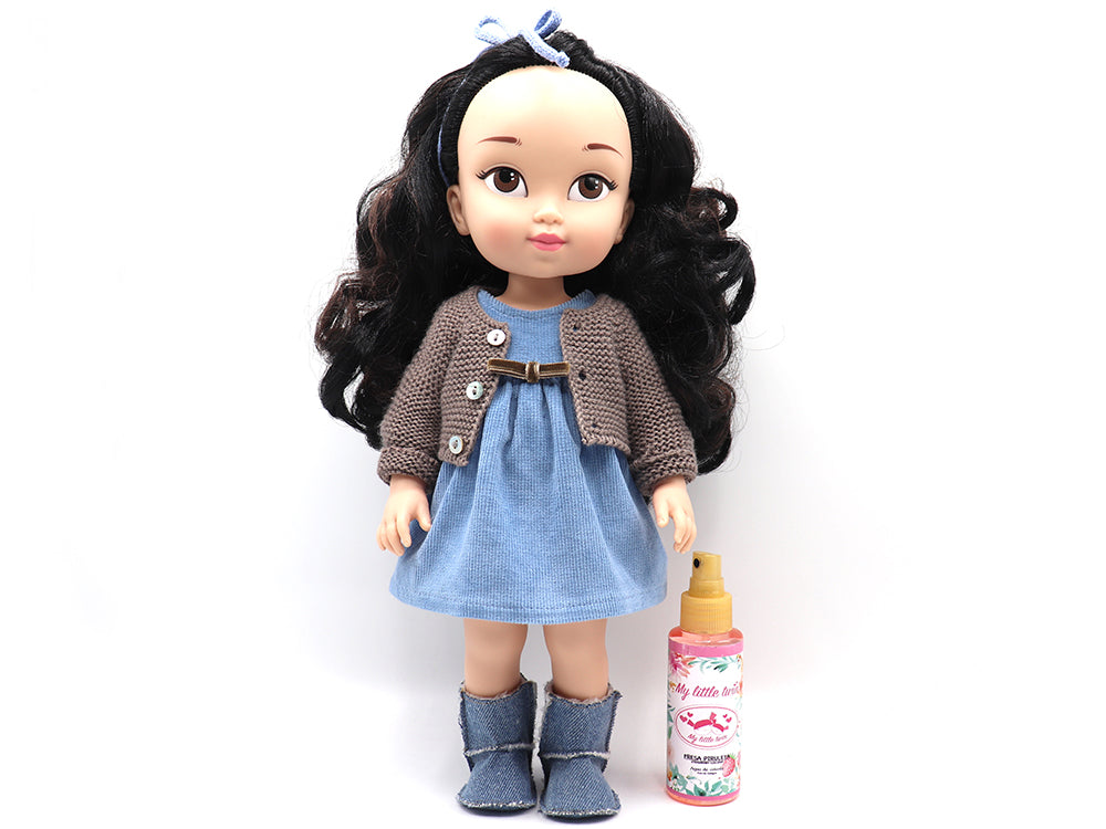 Muñeca Violeta personalizada con pelo largo negro y mechas marrones, ojos marrones y olor a piruleta de fresa.