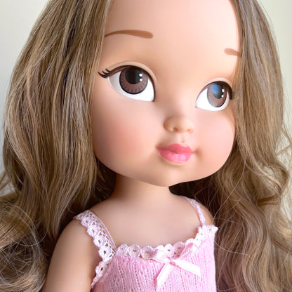 Muñeca personalizada Valeria de My little twin, olor a chicle de fresa, pelo rubio oscuro con mechas claras, ojos marrones y labios rosados. Quiere ser diseñadora de moda.