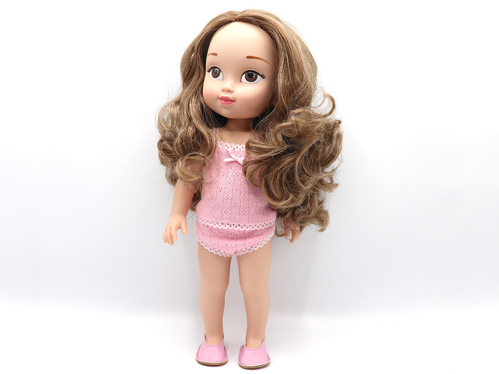 Muñeca personalizada Valeria de My little twin, olor a chicle de fresa, pelo rubio oscuro con mechas claras, ojos marrones y labios rosados. Quiere ser diseñadora de moda.