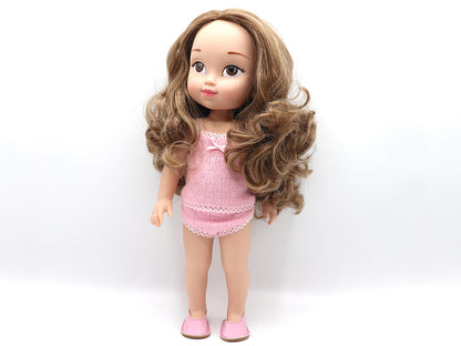 Muñeca personalizada Valeria de My little twin, olor a chicle de fresa, pelo rubio oscuro con mechas claras, ojos marrones y labios rosados. Quiere ser diseñadora de moda.