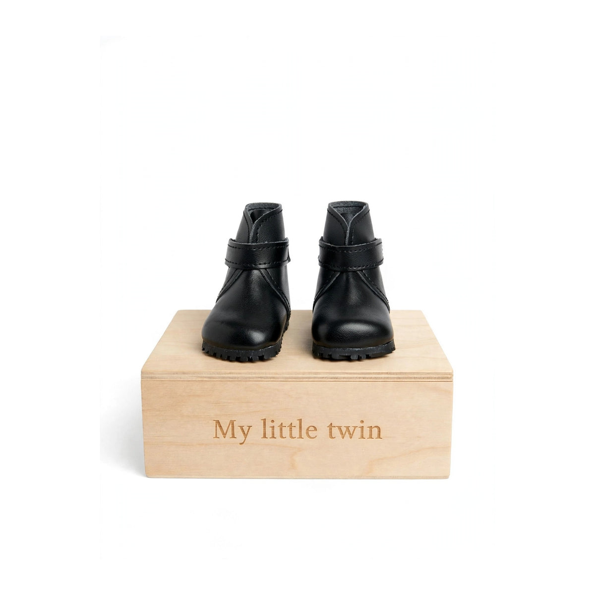 Bota tipo Katiuska de muñeca en color negro, de la colección de My little twin