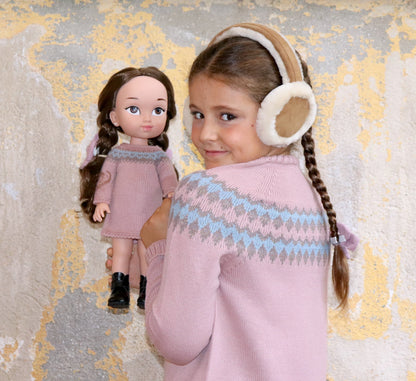Niña y muñeca a juego con el pack My little twin, además incluye un accesorio a elegir