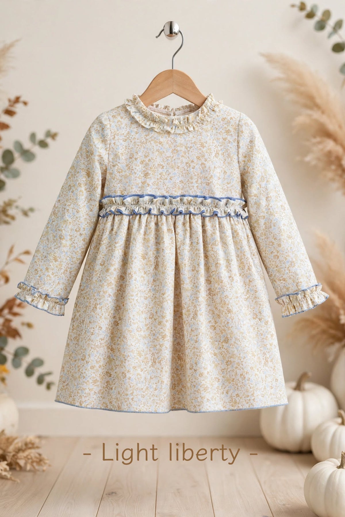 Vestido para niña con estampado floral en tonos celeste y camel, con precioso escote de doble volante y detalles de volante en puños y cintura. Disponible también a juego para su muñeca a juego en My little twin.