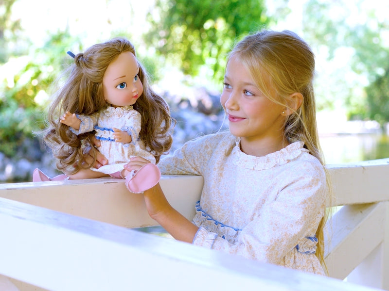 Pack de niña y muñeca iguales con el vestido de flores liberty en tonos rosa palo y detalles de volantes blancos de My little twin. Elige tu muñeca gemela, tu vestido preferido + el mismo vestido para tu muñeca, tu talla y un accesorio.